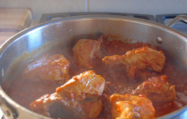 1. Этап. Курица, тушеная в томатном соусе: 5. Курица, тушеная в томатном соусе в домашних условиях будет готова через 15-30 минут, в зависимости от величины кусочков. Перед подачей на стол присыпать блюдо свежей измельченной зеленью.