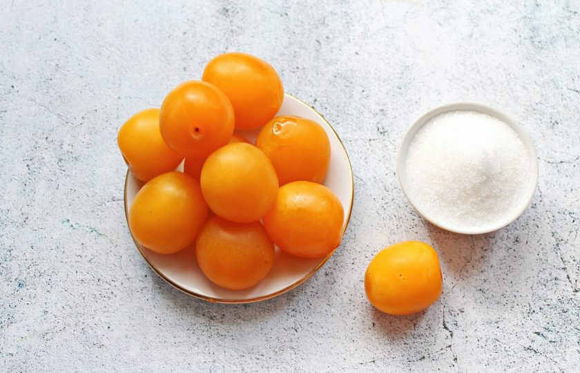 1. Этап. Джем из желтой сливы: Подготовьте все необходимые ингредиенты для приготовления джема из желтых слив.