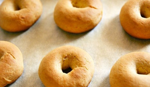 1. Этап. Сушки домашние: Выпекайте сушки около 15-ти минут в духовке, нагретой до 200 градусов.