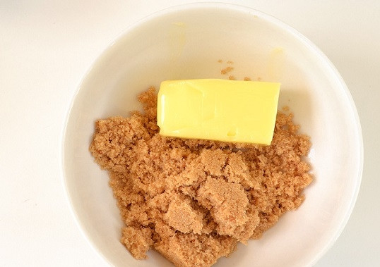 1. Этап. Овсяный крамбл: 2. В отдельную мисочку отправьте коричневый сахар и сливочное масло.