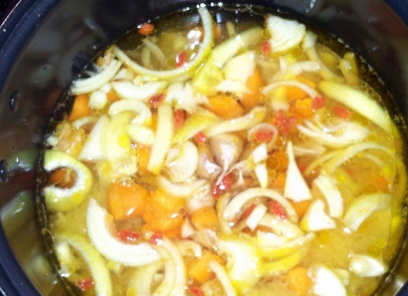 1. Этап. Пилав из баранины в мультиварке: 4. Теперь заливаем водой и добавим все специи. В режиме 