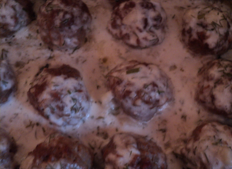 1. Этап. Фарш в сметанном соусе: Приготовим сметанный соус. На разогретую сковороду высыпаем муку, добавляем пол литра горячей кипяченой воды , хорошо размешиваем, чтобы без комочков. Добавляем сметану, сахар и соль. Сверху посыпаем зеленью. Готовой массой залейте фарш за 5 минут до готовности.