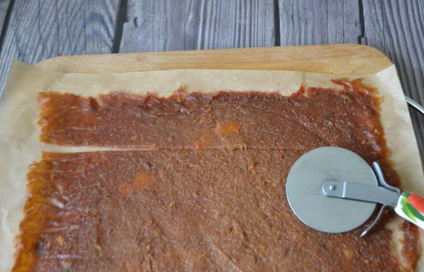 1. Этап. Фруктовый лаваш: Нарежьте фруктовый лаваш на полоски с помощью обычного ножа или ножа для пиццы.