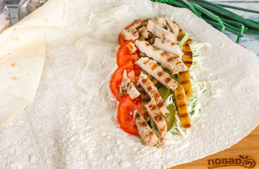 1. Этап. Денеры в лаваше: Нарежьте брусочками курицу-гриль и картофель, обжаренный на гриле. Можно заранее поджарить картофель фри.