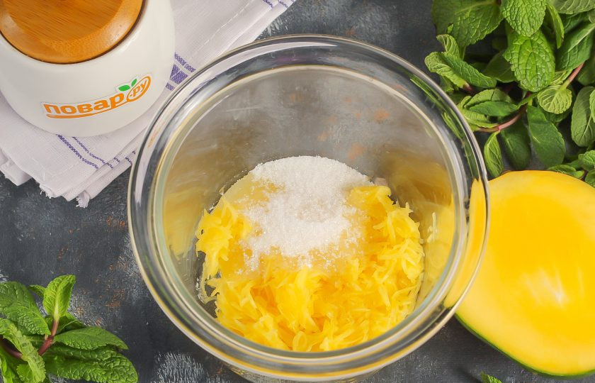 1. Этап. Панна-котта с манго: Половину плода манго очистите от кожуры и промойте в воде. Натрите на терке с мелкими ячейками или нарежьте мелкими кубиками. Высыпьте в глубокую емкость и добавьте сахарный песок. Отпюрируйте погружным блендером. Если манго не сочный, то влейте 1-2 ст.л. воды.