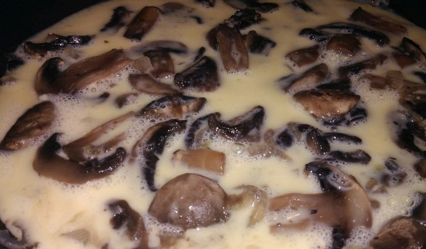 1. Этап. Омлет с грибами по диете Дюкана: 5. Залейте взбитыми яйцами грибы и накройте крышкой. Жарьте на слабом огне около 5 минут до момента, когда приготовятся яйца.