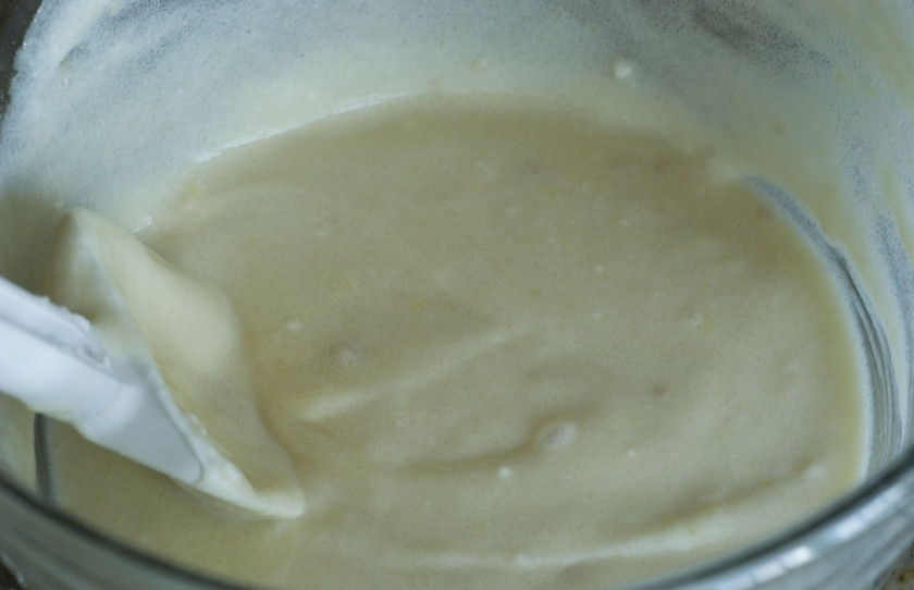 1. Этап. Яблочный пирог со сметаной: В большой миске смешиваем сметану, яйцо, 1/4 стакана муки, 1/4 стакана сахара, соль и ванильную эссенцию.