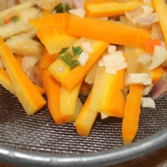 1. Этап. Рамен с курицей: Извлеките овощи из бульона.