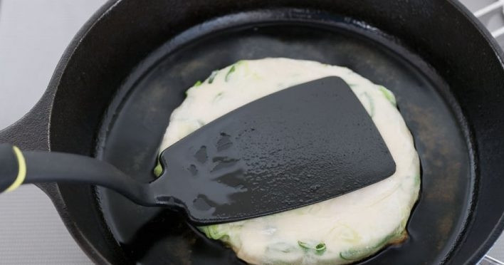 1. Этап. Жареные лепешки с зеленым луком: 10. Разогрейте сковороду с растительным маслом и выложите лепешку.