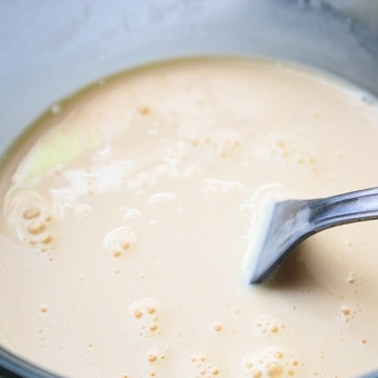 1. Этап. Творожное суфле с зеленой фасолью: Сливки и желтки смешиваем до однородного состояния.