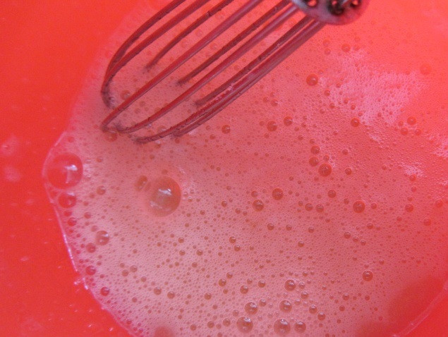 1. Этап. Творожный пудинг без выпечки: Добавьте ванилин, соль и лимонный сок, перемешайте.