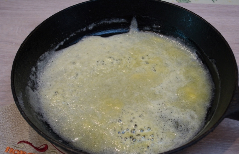 1. Этап. Котлеты под соусом Бешамель: На другой сковороде приготовьте соус 