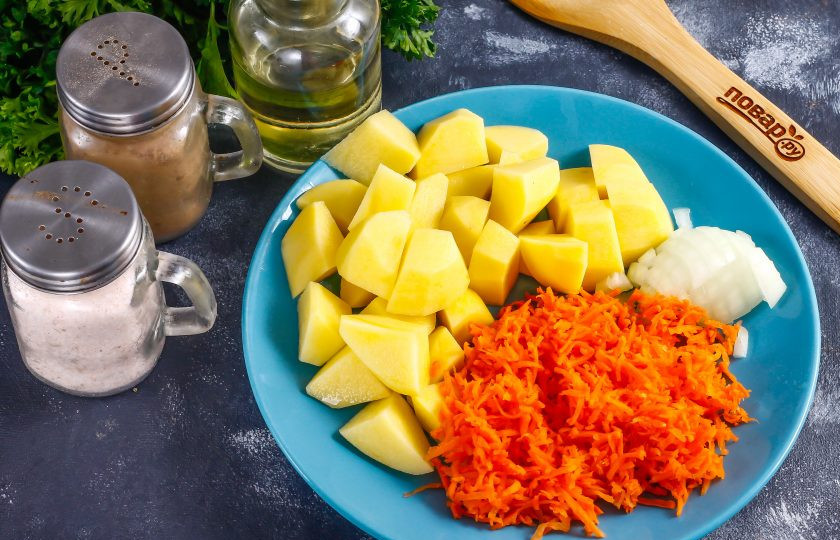 1. Этап. Суп Наваристый: Очистите овощи от кожуры и промойте в воде. Картофель нарежьте средними кубиками, морковь натрите на терке с мелкими ячейками, а лук нарежьте мелкими кубиками.