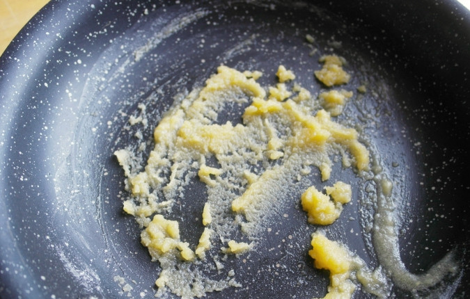 1. Этап. Равиоли в духовке: 1. На сковороде разогрейте масло, добавив в него муку. Быстро перемешивайте смесь в течение пары минут.