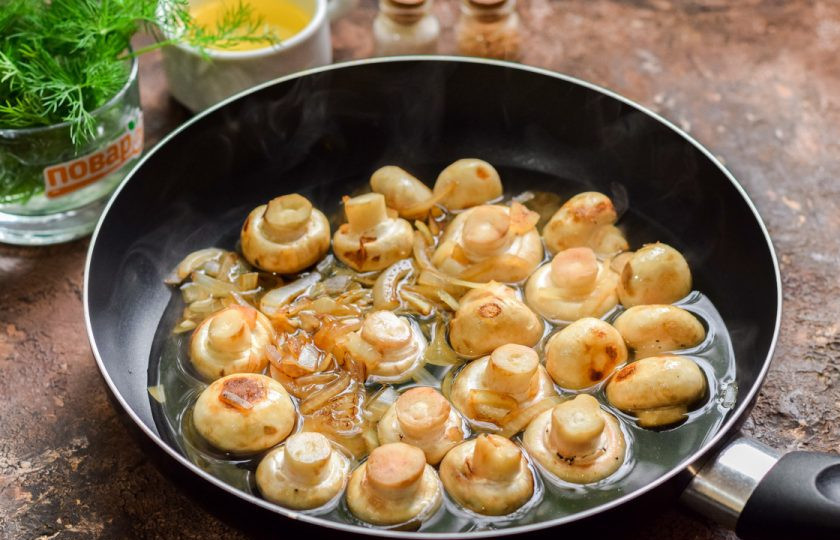 1. Этап. Грибы по-итальянски: Добавьте в сковороду вино, специи по своему вкусу.