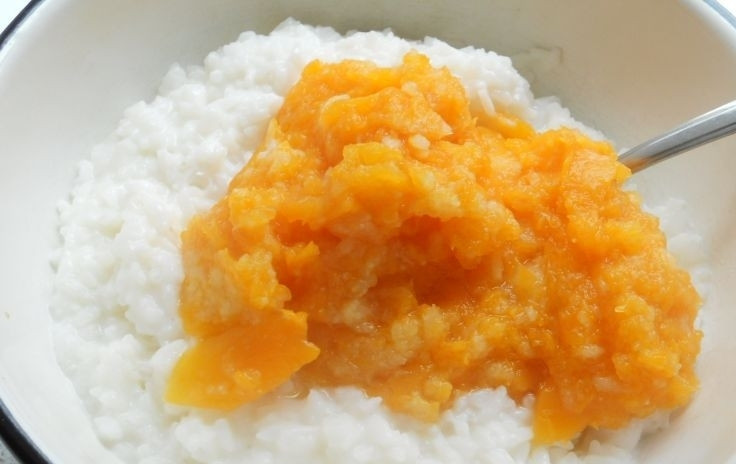1. Этап. Каша в тыкве в духовке: Рис тщательно промойте. Отварите его в двойном объёме воды до готовности. Затем добавьте соль и молоко. Варите кашу после кипения ещё пару минут. Соедините её с пюре.