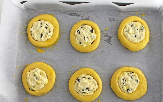 1. Этап. Булочки с творогом и изюмом: 18. Наполните булочки начинкой и смажьте взбитым яйцом. Отправьте противень в разогретую духовку.