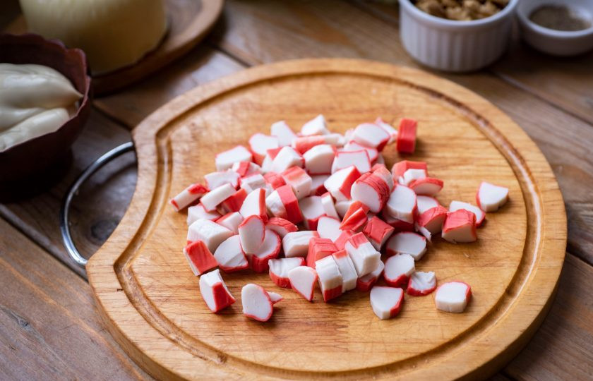 1. Этап. Салат с пекинской капустой, крабовыми палочками и сыром: Крабовые палочки нарежем небольшими кубиками.