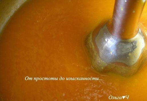 1. Этап. Напиток из тыквы и грейпфрута: Доведите до кипения и варите до мягкости тыквы около 15-20 минут. Немного остудите и измельчите с помощью погружного блендера.