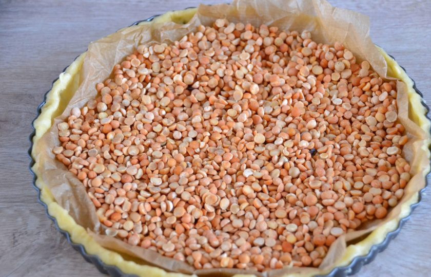 1. Этап. Тыквенный пай: Подпеките основу пирога в течение 20-25 минут при температуре 180 градусов. Для этого накройте бумагой для выпечки и заполните грузом (горох, фасоль).