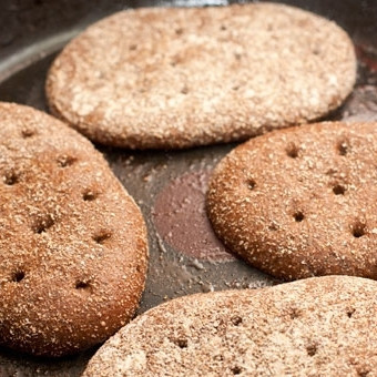 1. Этап. Домашний гамбургер с ржаным хлебом: Когда котлетки будут готовы, убираем их из сковороды. Вместо них кладем в сковороду наши ломтики ржаного хлеба. Поджариваем в течение 1 минуты.