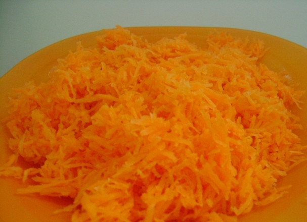 1. Этап. Морковные котлеты в мультиварке: Чистим морковку, моем и натираем на крупной терке.