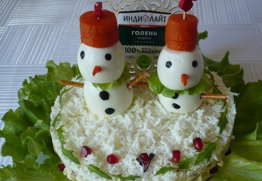 1. Этап. Салат-закуска Зимняя сказка: Теперь с помощью деревянной шпажки нанижите все части снеговиков и выставите их на приготовленный салат-закуску. Украсьте листьями салата и зернами граната. Вкусных праздников!