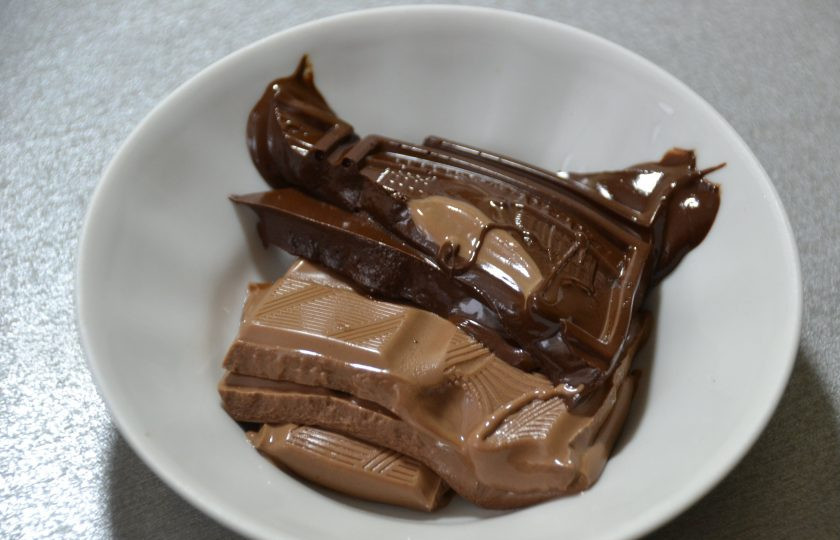 1. Этап. Итальянское печенье с миндалем: Шоколад растопите в микроволновой печи короткими импульсами по 10 секунд.