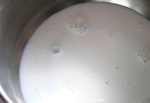 1. Этап. Фисташковое пирожное с брусничным семифреддо: Приготовьте крем. Залейте желатин водой и дайте ему набухнуть. Молоко доведите до кипения, снимите с огня, добавьте сироп и перемешайте.