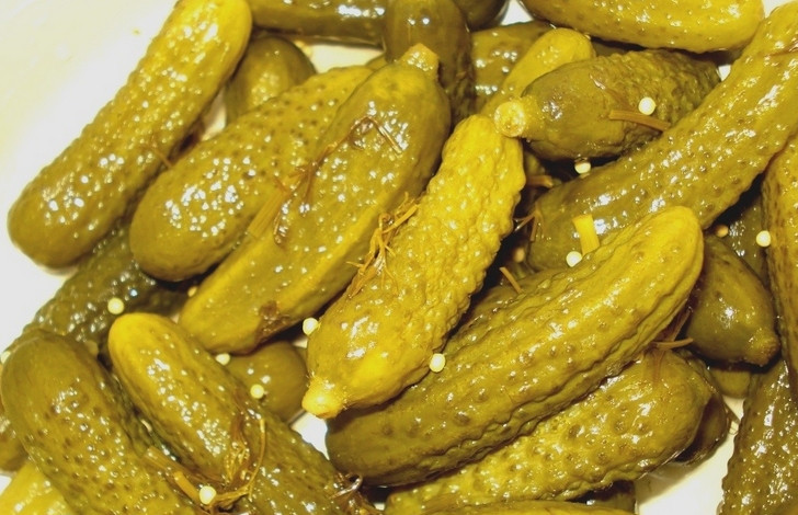 1. Этап. Засолка огурцов корнишонов: Через сутки сливаем воду, снова кипятим, добавив в нее чуть больше воды. Добавляем в банки чеснок и заливаем кипящим рассолом. Закрываем крышками, переворачиваем и укутываем в одеяло. После остывания храним в прохладном месте. Приятного аппетита!