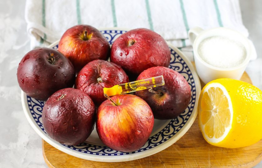 1. Этап. Яблоки на зиму для детей: Расчет ингредиентов указан для двух банок по 0,3 литра. Подготовьте указанные продукты. Яблоки можно использовать любого сорта, но если они кисловатые, то вам придется немного увеличить норму сахарного песка.