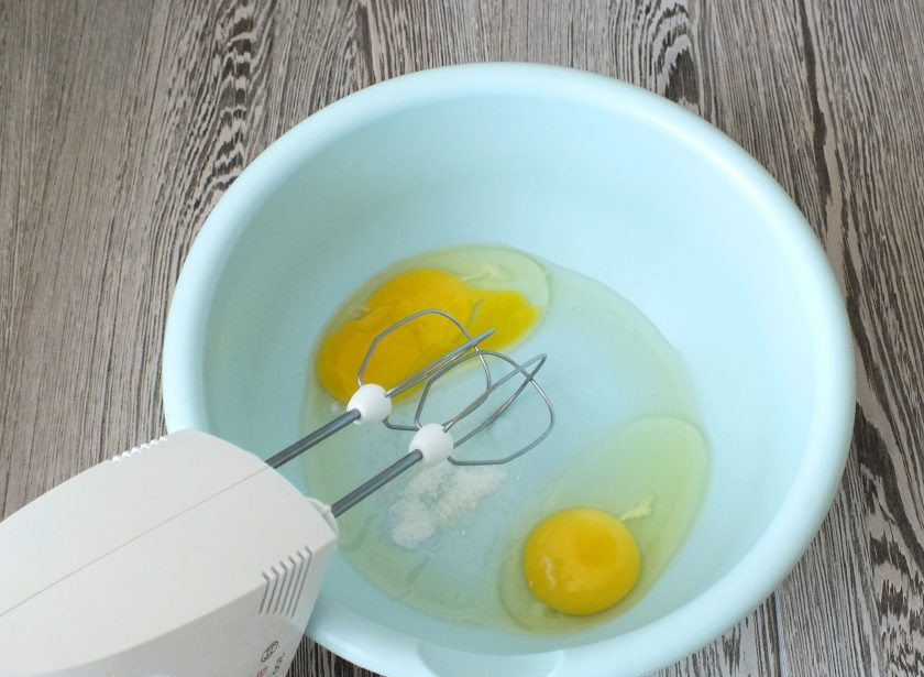 1. Этап. Ржаные блины на кефире: В чаше взбейте яйца с сахаром и солью.