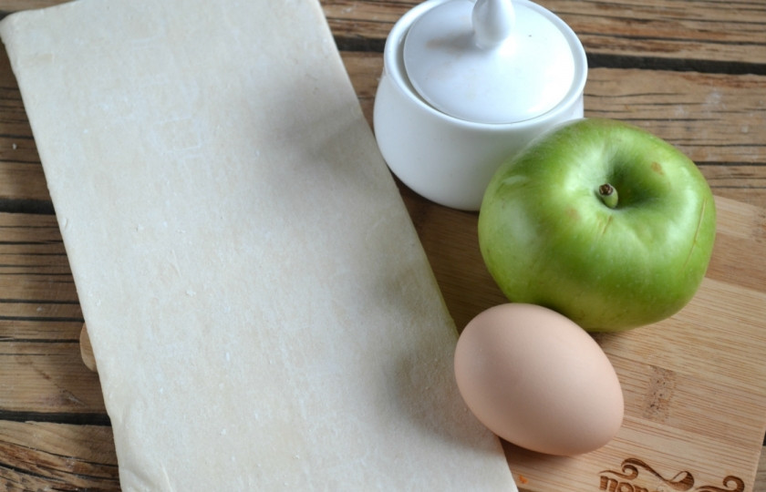 1. Этап. Круассаны из готового слоеного теста: Подготовьте все необходимые продукты.