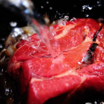 1. Этап. Итальянские горячие бутерброды: Заливаем воду и слегка солим.