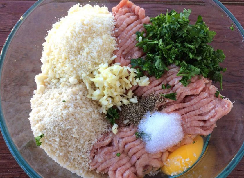 1. Этап. Итальянский свадебный суп: В фарш добавьте измельчённую петрушку, чеснок, соль, хлебные крошки, перец, яйцо. Все хорошенько перемешайте.