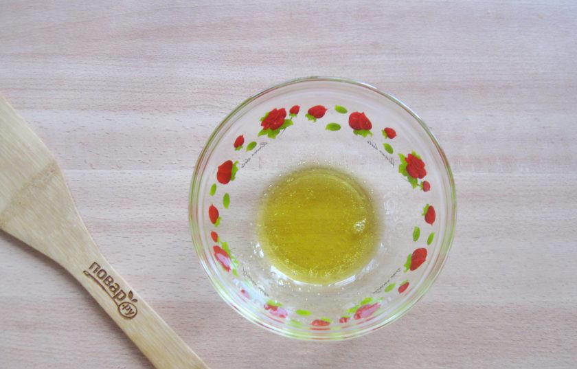 1. Этап. Ребрышки по-мексикански: Приготовьте маринад для ребрышек. В мисочку выложите жидкий мёд.