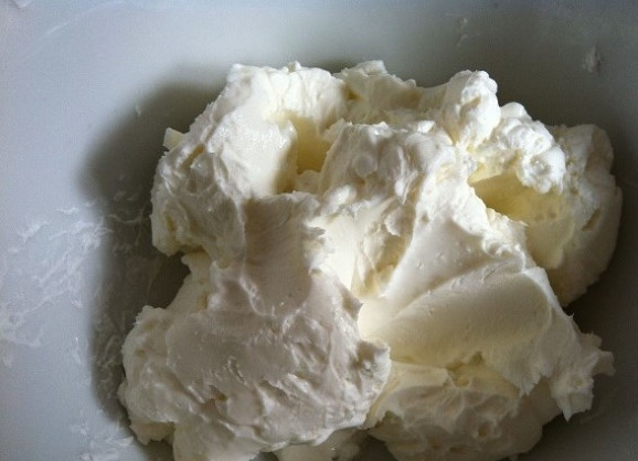 1. Этап. Шоколадные кейк-попсы: 6. Тем же временем приготовьте крем. Взбейте сыр с сахаром.