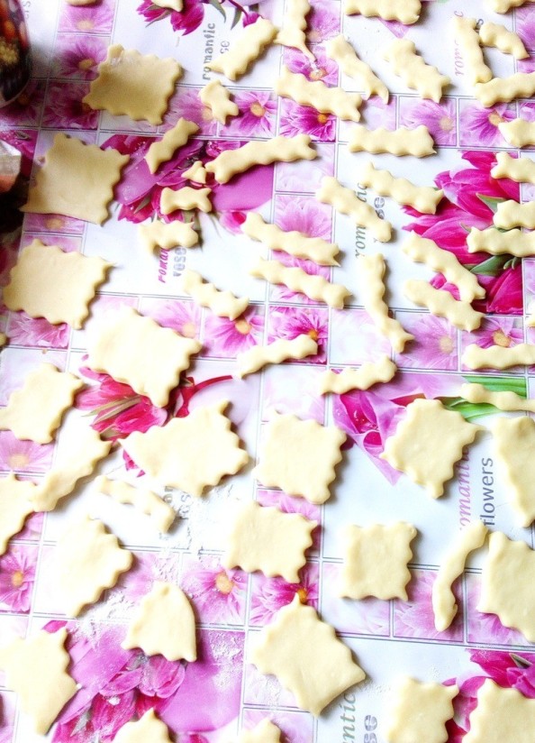 1. Stage. Lazy Dumplings Busy Mom: I roll out the dough and cut it into strips, slices, whatever. I dry it in the oven at 100 degrees until dry.