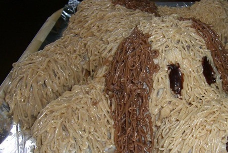 1. Этап. Бисквитный детский торт: Остаток масляного крема поместите в кулинарный мешок или шприц и сделайте им 