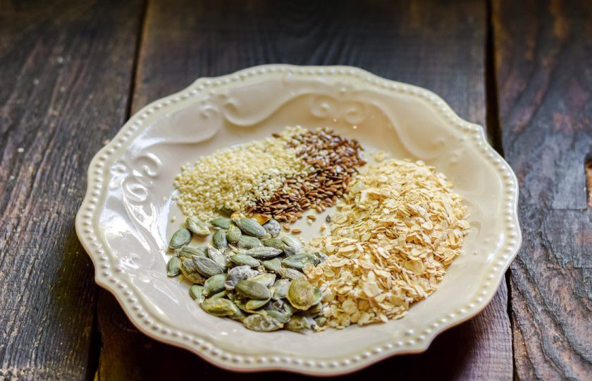 1. Этап. Смузи на ужин: Также отмерьте нужное количество овсяных хлопьев, семян тыквы и льна, кунжут.