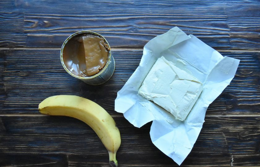 1. Этап. Торт Рождественское полено: Для крема подготовьте вареное сгущенное молоко и сливочное масло комнатной температуры (заранее достаньте его из холодильника). По желанию в рулет можно завернуть банан.