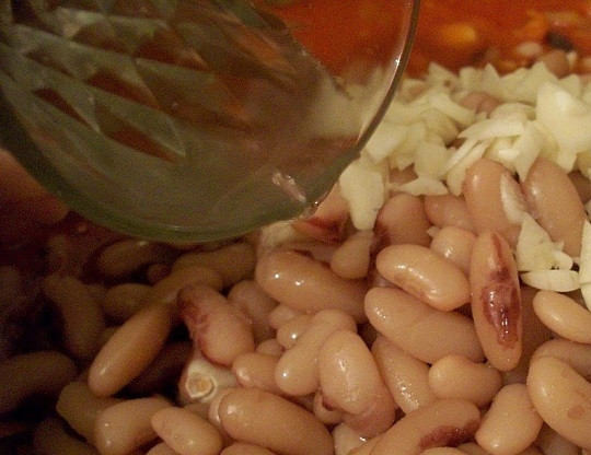 1. Этап. Салат с бобами на зиму: 8. Очистите и измельчите чеснок. Добавьте заранее отваренную фасоль и влейте уксус.