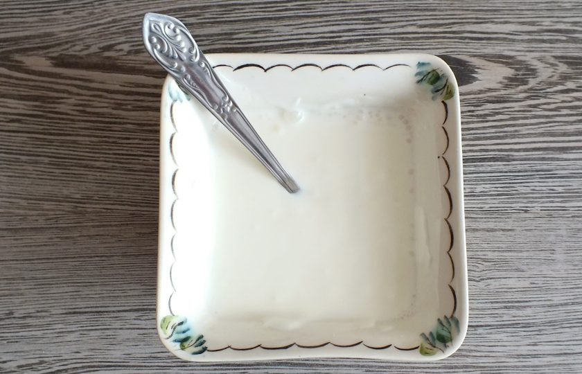 1. Этап. Салат Белые ночи с ананасом и сельдереем: В отдельной чаше смешайте сметану и ананасовый сироп. Перемешайте.