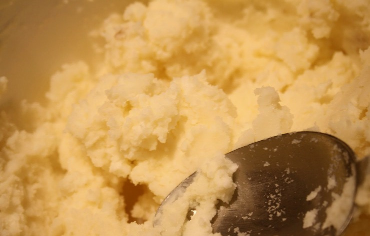 1. Этап. Курица, фаршированная картошкой в духовке: В готовое картофельное пюре добавляем измельченный чеснок, хрен и сливочный крем, а также соль по вкусу, перемешиваем все.