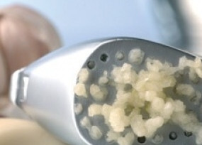 1. Этап. Свинина с белыми грибами: 1. Чеснок пропускаем через «чеснокодавку».