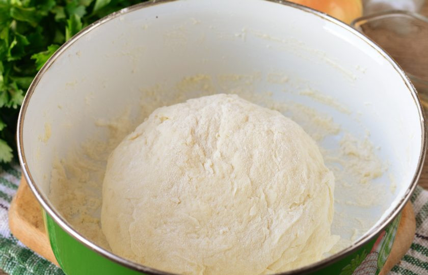 1. Этап. Пирожки с картошкой по бабушкиному рецепту: Замесите тесто, скатав мягкий шар. Отставьте в сторону 