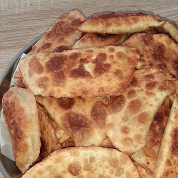 1. Этап. Чебуреки на заварном тесте: Выкладываем на разнос и наслаждаемся вкусными, хрустящими и сочными чебуреками.