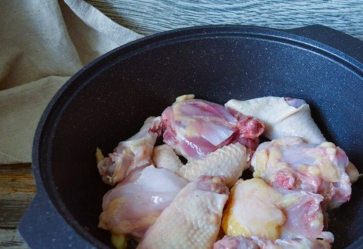 1. Этап. Соус по-кубански с курицей: Курицу нарезать на удобные для еды куски. В жаровне разогреть растительное масло, выложить курицу.