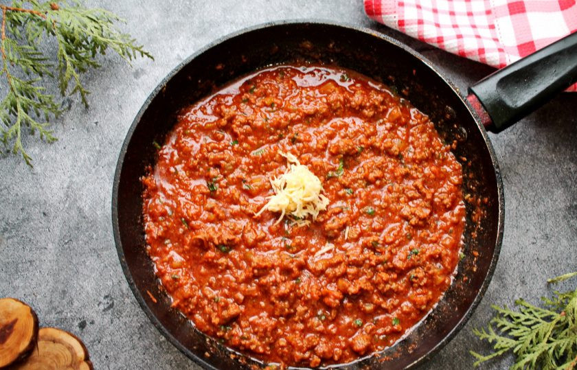 1. Этап. Паста Болоньезе классическая: Чеснок измельчите и добавьте в соус, перемешайте и тушите соус еще 5 минут. Снимите сковороду с огня и закройте крышкой.