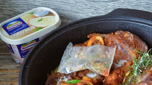 1. Этап. Говяжья голяшка в сливочно-овощном соусе: Залить молоком, дать закипеть, убавить огонь до минимального, тушить 1 час, в процессе подливать кипяток, следите чтоб мясо было в соусе.